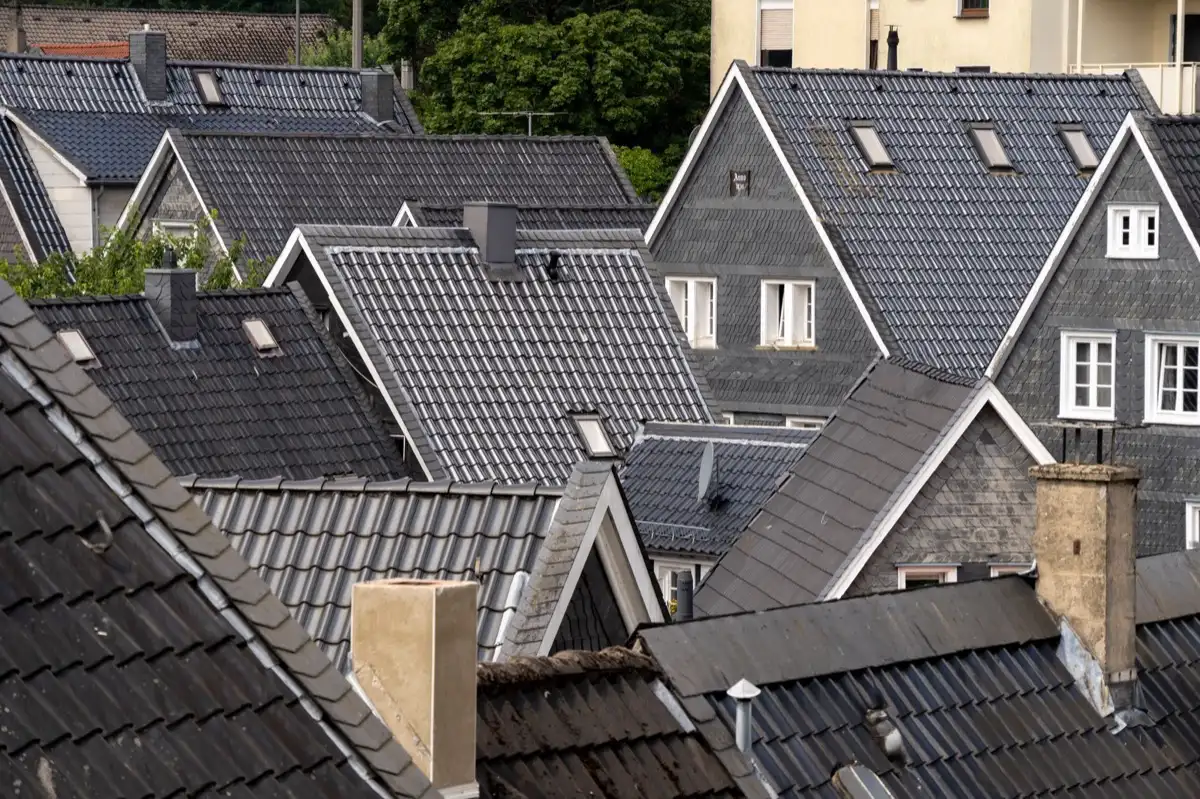 Steep roof eaves and gutter lines on houses in San Angelo, TX
